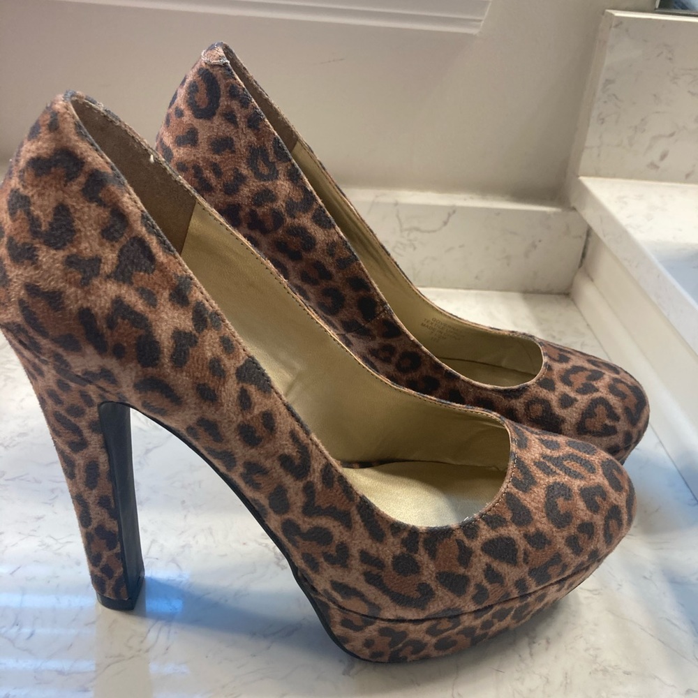 Leopard pumps